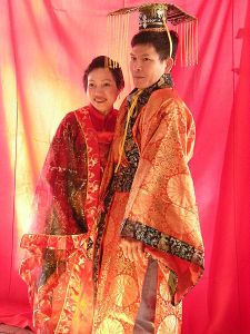 Pareja china vestida con trajes tradicionales